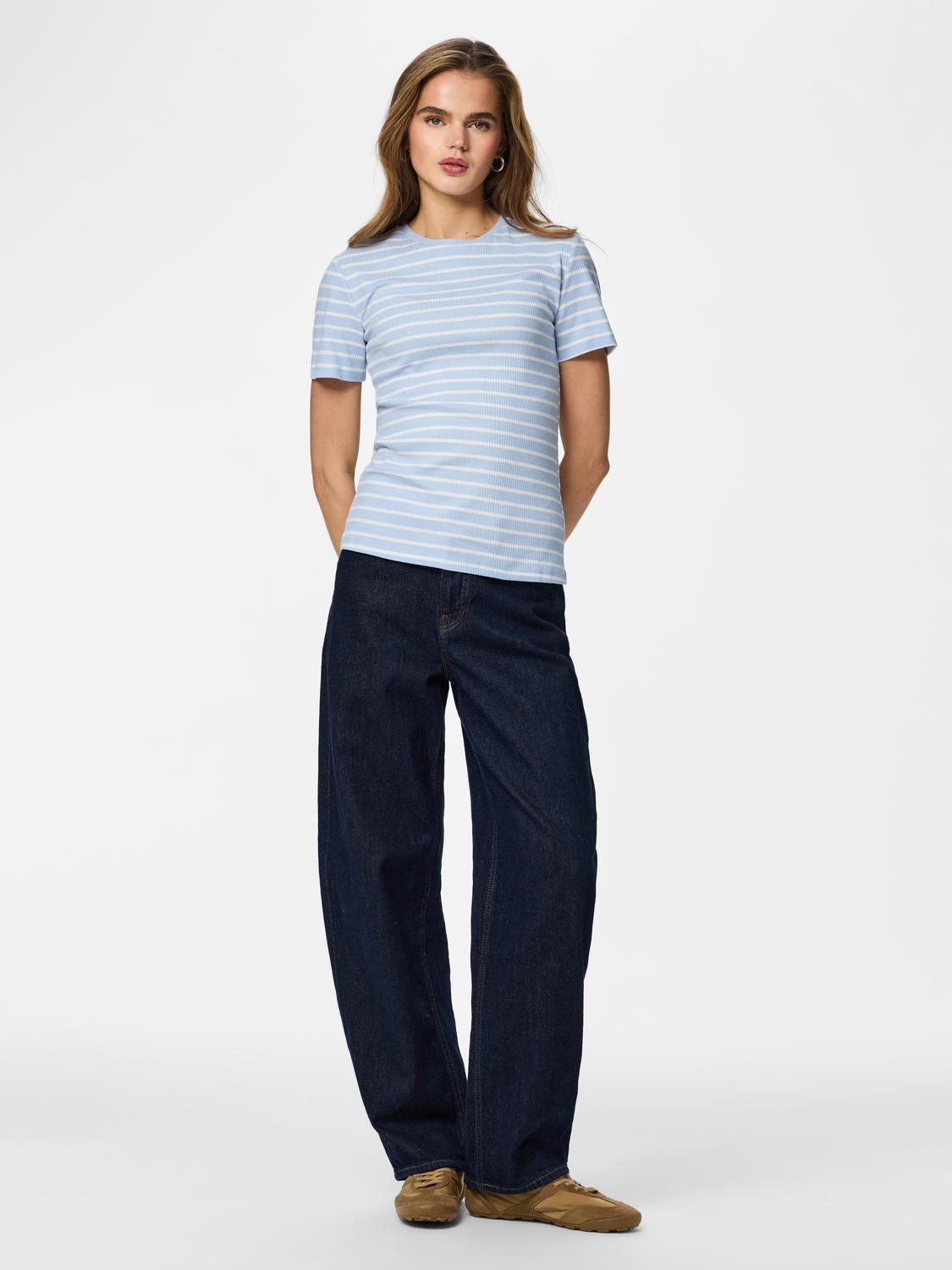 model_shot-front_full